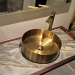 Messingvask med flise integreret i bordpladen