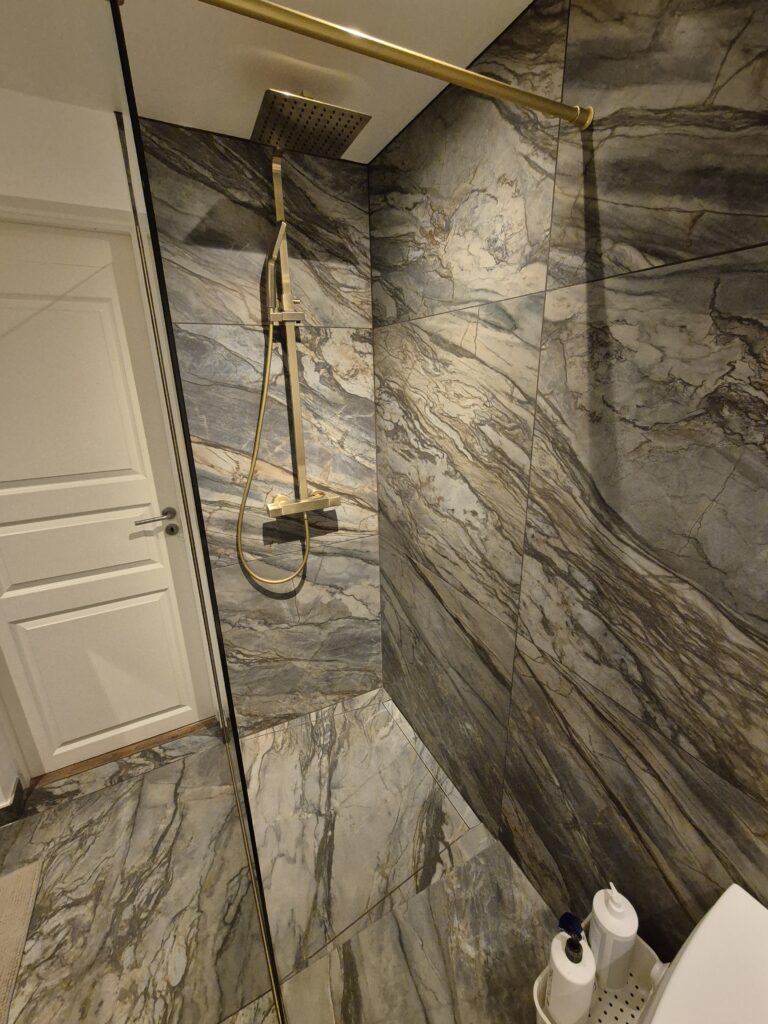 Nyt badeværelse i Hedehusende med store fliser