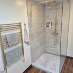 Badeværelse renoveret i Valby med store fliser og bruseniche