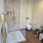 Badeværelse renoveret i København med store fliser og bruseniche