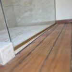 Badeværelse renoveret i Hvidovre med store fliser og bruseniche