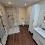 Badeværelse renoveret i København med store fliser og bruseniche