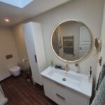 Badeværelse renoveret i København med store fliser og bruseniche